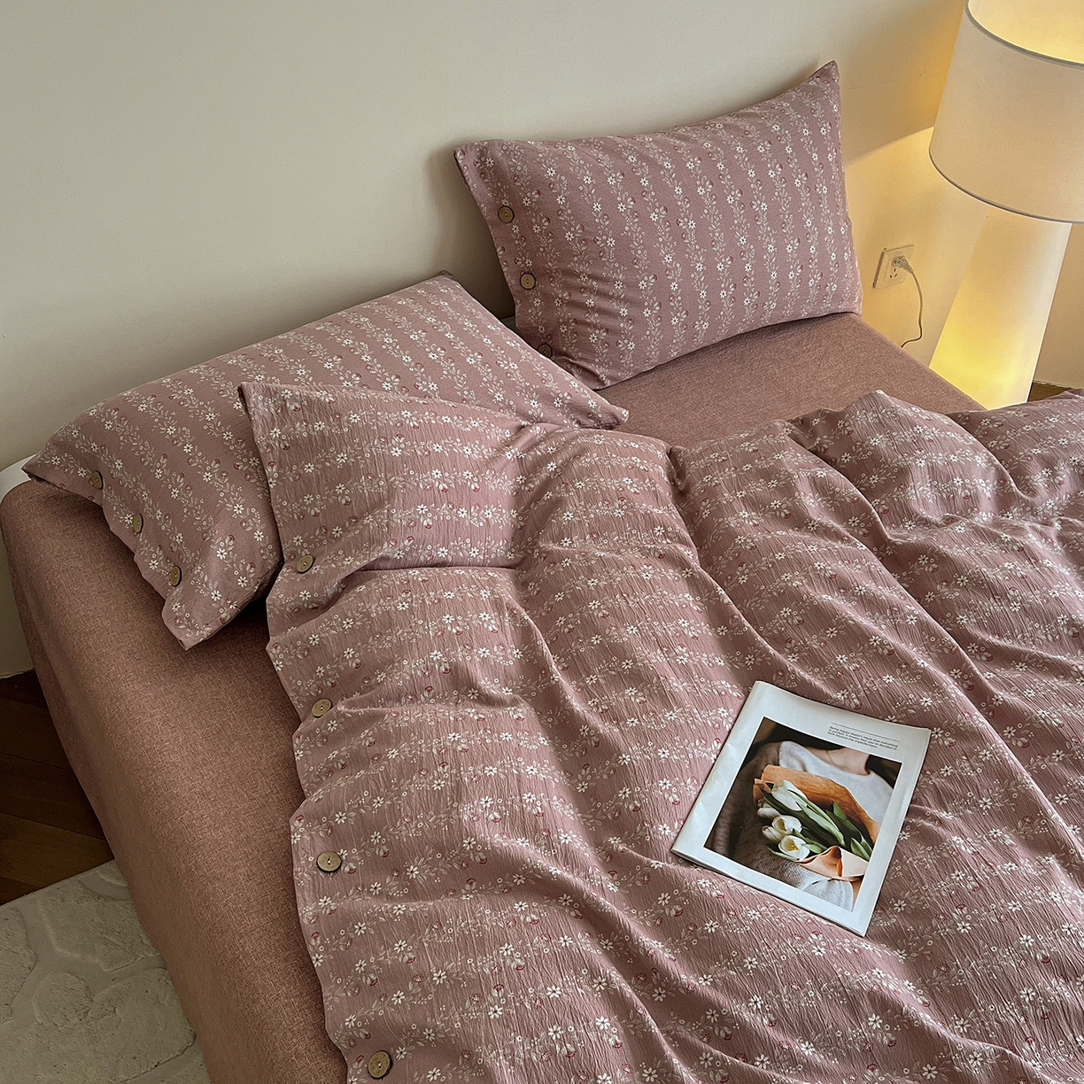 91家纺网 家纺一手货源 找家纺 典曼家纺 2025新款亚麻原麻棉麻纽扣款四件套 复古红