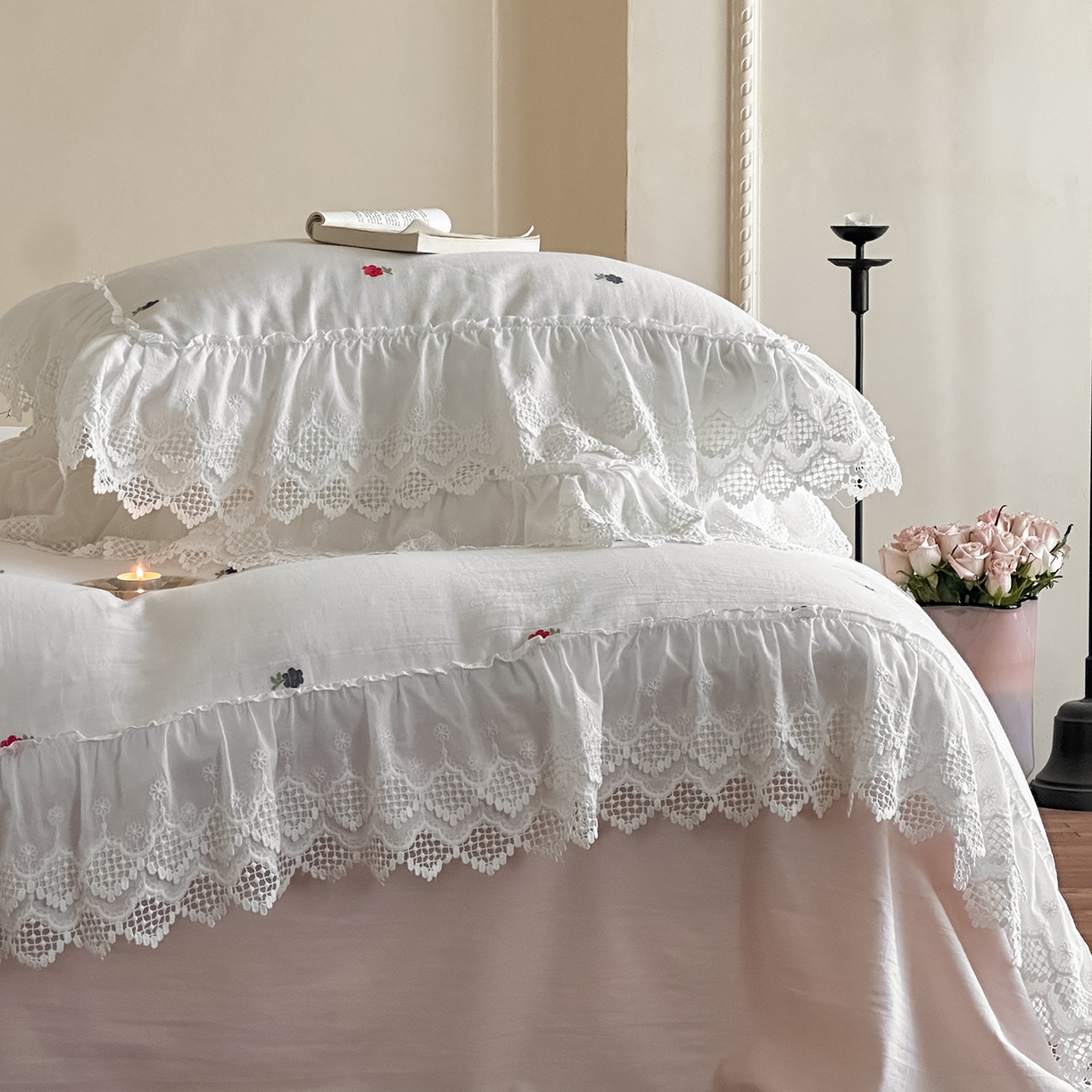 91家纺网 家纺一手货源 找家纺 玛奇朵 2025新品法式蕾丝花边款双层纱提花四件套-花与你 花与你搭粉色床单