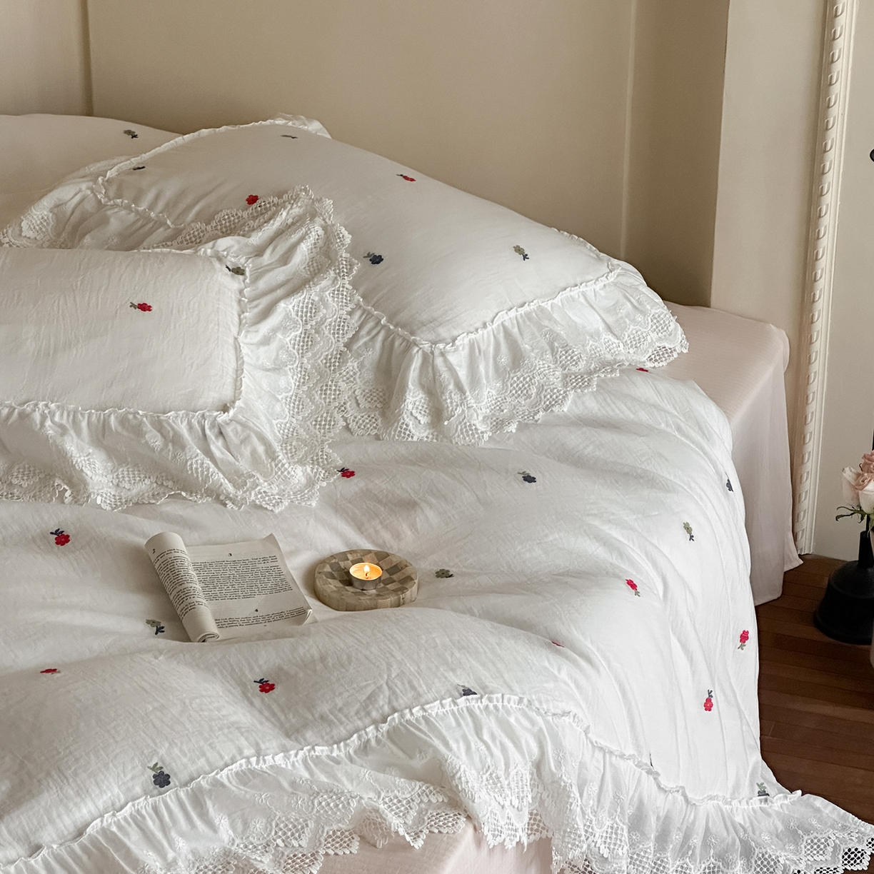 91家纺网 家纺一手货源 找家纺 玛奇朵 2025新品法式蕾丝花边款双层纱提花四件套-花与你 花与你搭粉色床单