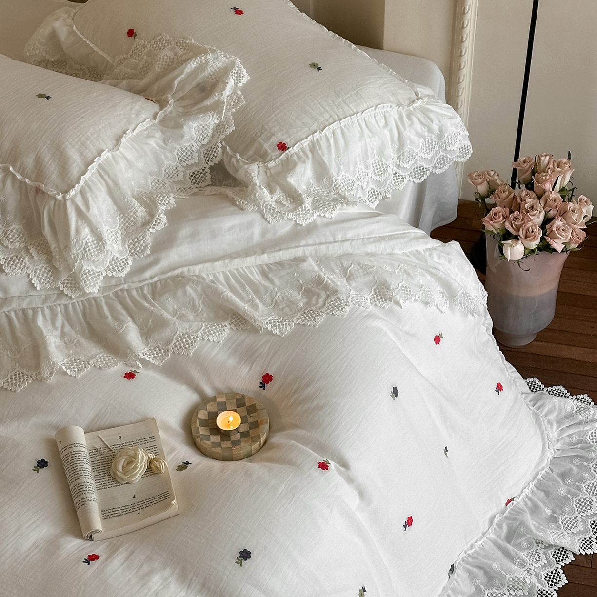 91家纺网 家纺一手货源 找家纺 （总）玛奇朵 2025新品法式蕾丝花边款双层纱提花四件套-花与你