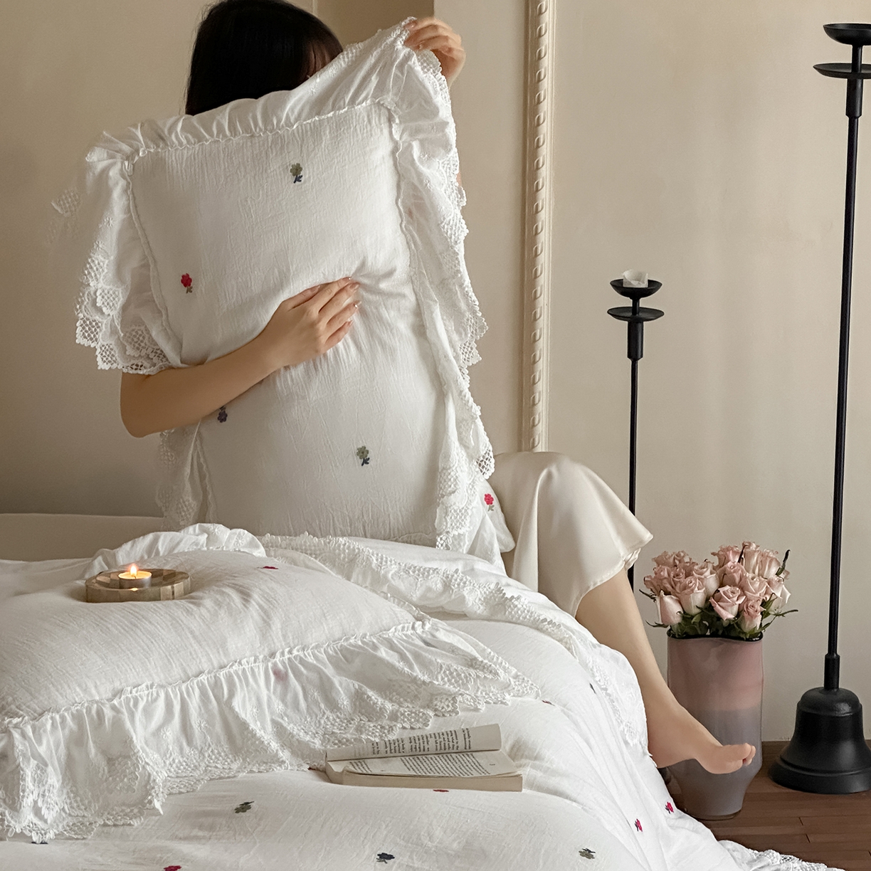 91家纺网 家纺一手货源 找家纺 （总）玛奇朵 2025新品法式蕾丝花边款双层纱提花四件套-花与你