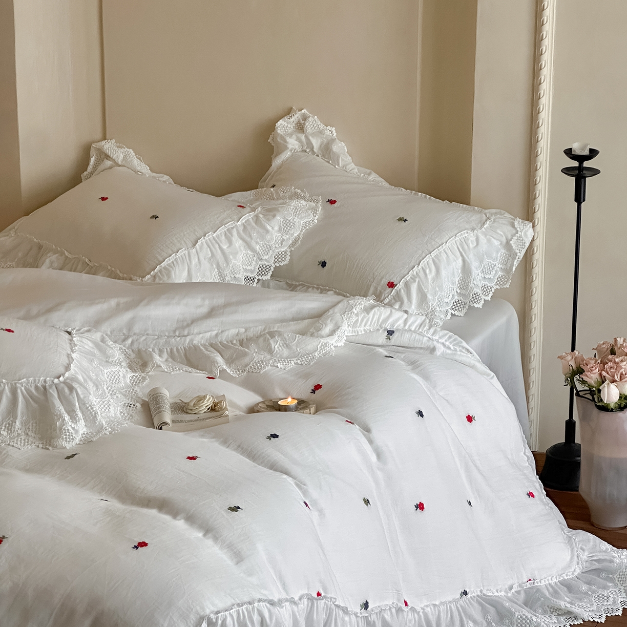 91家纺网 家纺一手货源 找家纺 玛奇朵 2025新品法式蕾丝花边款双层纱提花四件套-花与你 花与你