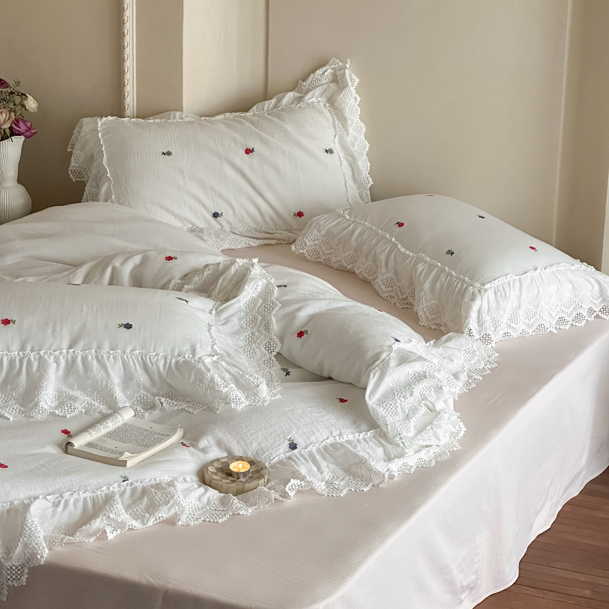 91家纺网 家纺一手货源 找家纺 玛奇朵 2025新品法式蕾丝花边款双层纱提花四件套-花与你 花与你搭粉色床单