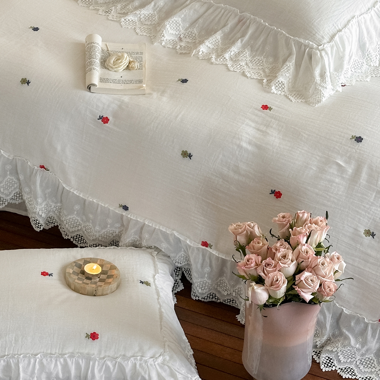 91家纺网 家纺一手货源 找家纺 （总）玛奇朵 2025新品法式蕾丝花边款双层纱提花四件套-花与你