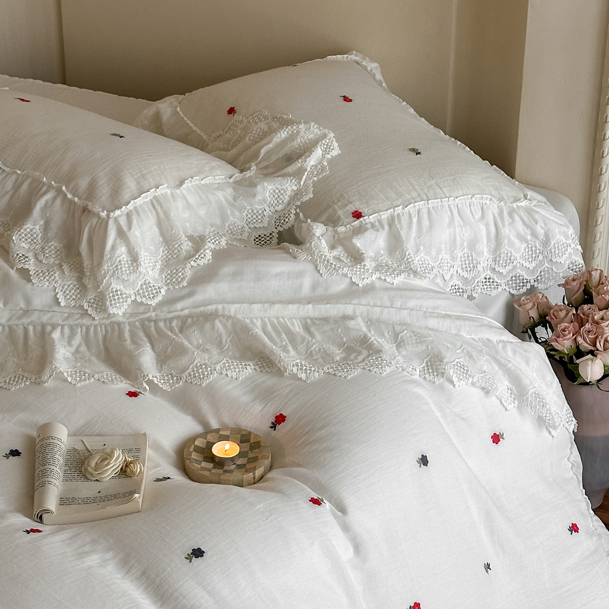 91家纺网 家纺一手货源 找家纺 玛奇朵 2025新品法式蕾丝花边款双层纱提花四件套-花与你 花与你