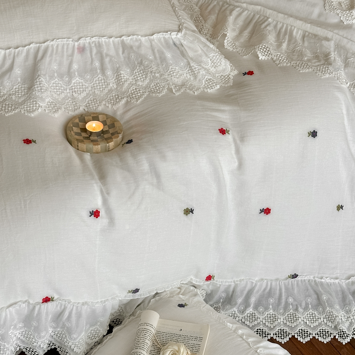 91家纺网 家纺一手货源 找家纺 （总）玛奇朵 2025新品法式蕾丝花边款双层纱提花四件套-花与你