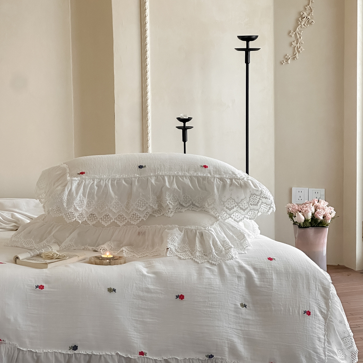 91家纺网 家纺一手货源 找家纺 玛奇朵 2025新品法式蕾丝花边款双层纱提花四件套-花与你 花与你