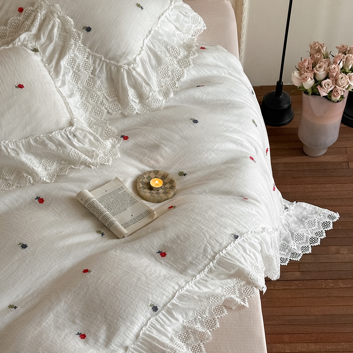 91家纺网 家纺一手货源 找家纺 玛奇朵 2025新品法式蕾丝花边款双层纱提花四件套-花与你 花与你搭粉色床单