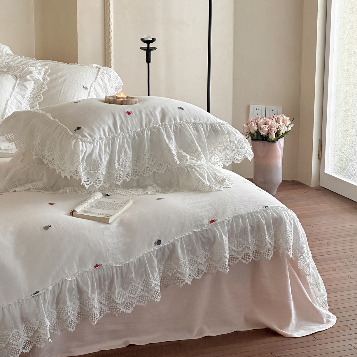 91家纺网 家纺一手货源 找家纺 玛奇朵 2025新品法式蕾丝花边款双层纱提花四件套-花与你 花与你搭粉色床单