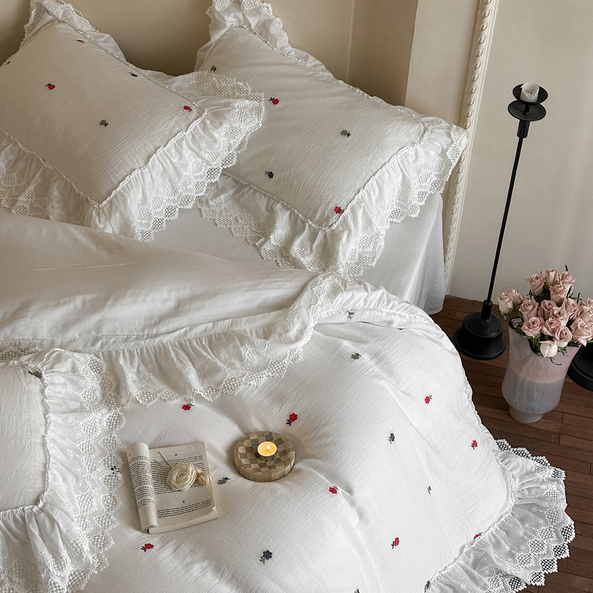 91家纺网 家纺一手货源 找家纺 （总）玛奇朵 2025新品法式蕾丝花边款双层纱提花四件套-花与你