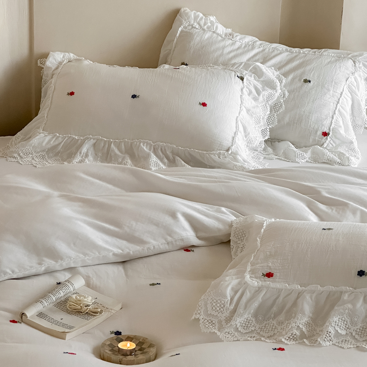 91家纺网 家纺一手货源 找家纺 玛奇朵 2025新品法式蕾丝花边款双层纱提花四件套-花与你 花与你