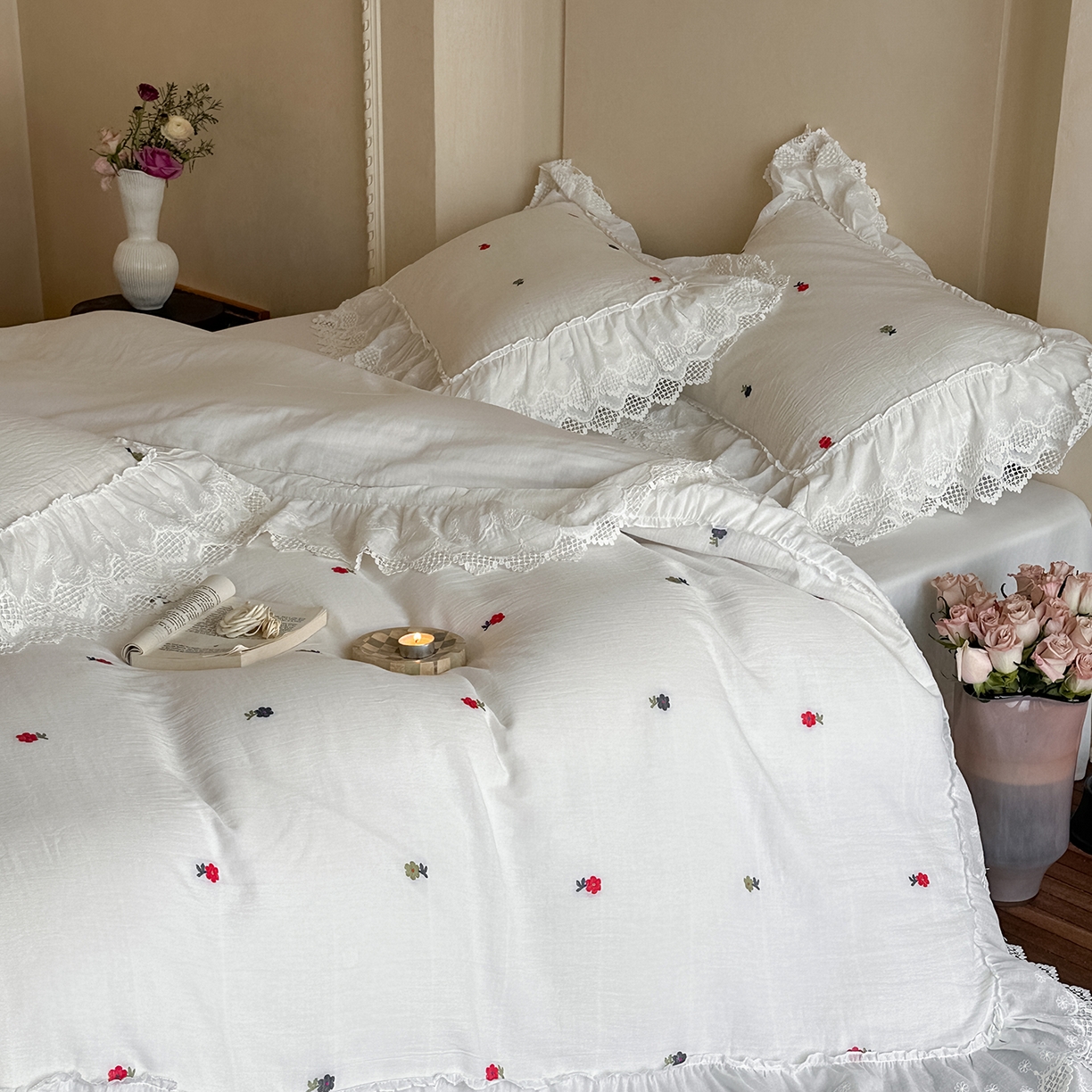 91家纺网 家纺一手货源 找家纺 （总）玛奇朵 2025新品法式蕾丝花边款双层纱提花四件套-花与你