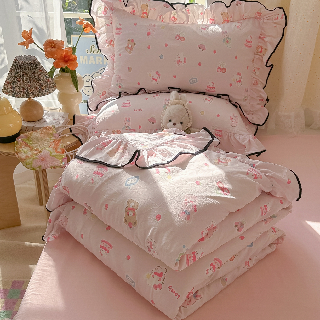 91家纺网 家纺一手货源 找家纺 （总）韩巢家纺 2025新款水洗棉大花边被套四件套直播热销款学生宿舍被罩床单三件套（提供卖家秀）