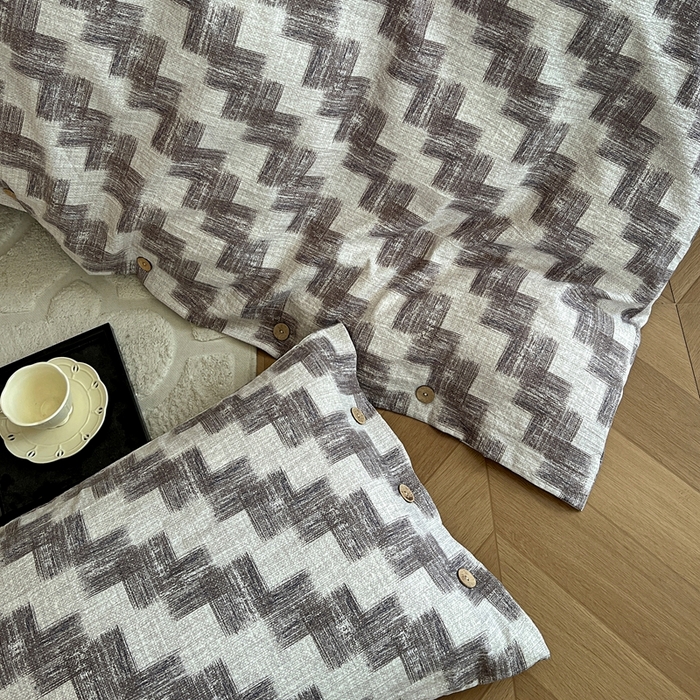 91家纺网 家纺一手货源 找家纺 仟网汇  2025新款亚麻纽扣款四件套 格律