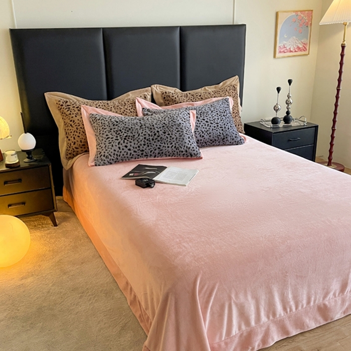 91家纺网 家纺一手货源 找家纺 库里梦家纺 2025新款网红直播爆款獭兔毛豹纹-A版兔毛绒B版牛奶绒四件套-豹纹 深灰豹纹-粉