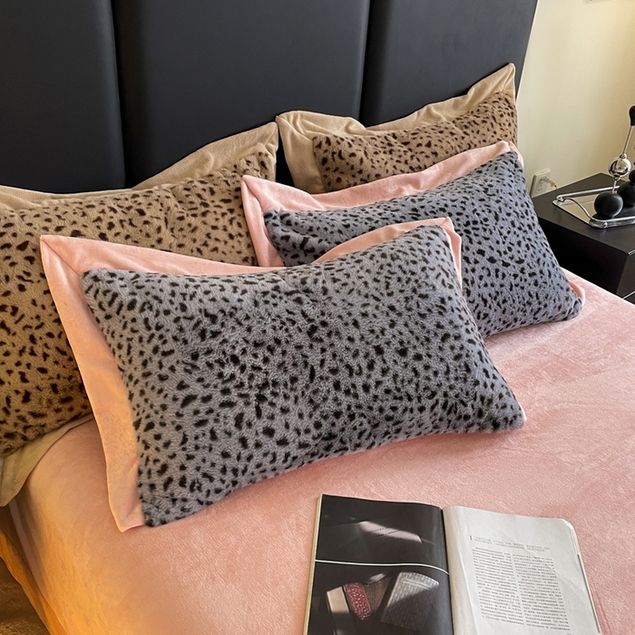 91家纺网 家纺一手货源 找家纺 库里梦家纺 2025新款网红直播爆款獭兔毛豹纹-A版兔毛绒B版牛奶绒四件套-豹纹 深灰豹纹-粉