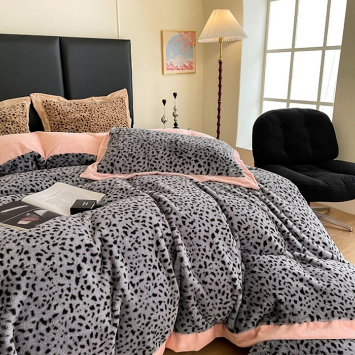 91家纺网 家纺一手货源 找家纺 库里梦家纺 2025新款网红直播爆款獭兔毛豹纹-A版兔毛绒B版牛奶绒四件套-豹纹 深灰豹纹-粉