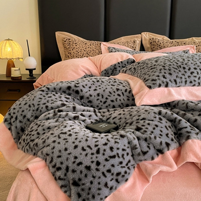 91家纺网 家纺一手货源 找家纺 库里梦家纺 2025新款网红直播爆款獭兔毛豹纹-A版兔毛绒B版牛奶绒四件套-豹纹 深灰豹纹-粉