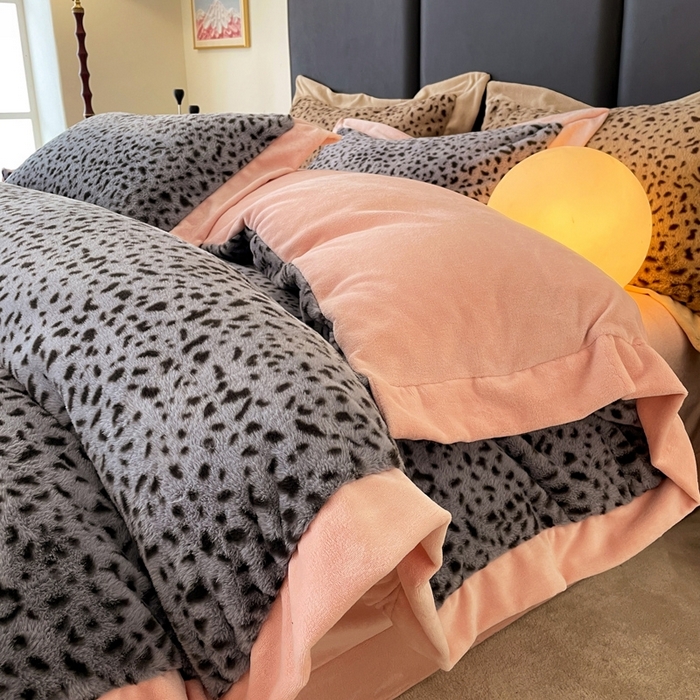 91家纺网 家纺一手货源 找家纺 库里梦家纺 2025新款网红直播爆款獭兔毛豹纹-A版兔毛绒B版牛奶绒四件套-豹纹 深灰豹纹-粉