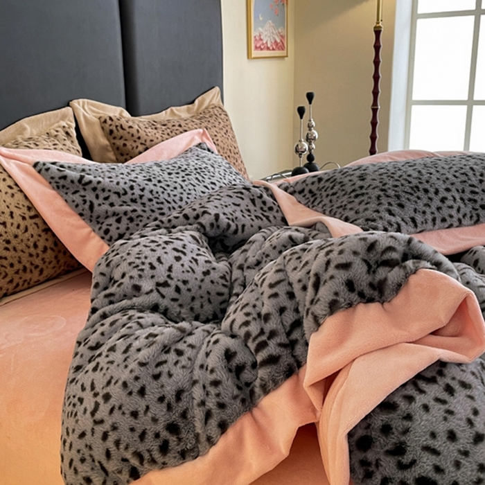 91家纺网 家纺一手货源 找家纺 库里梦家纺 2025新款网红直播爆款獭兔毛豹纹-A版兔毛绒B版牛奶绒四件套-豹纹 深灰豹纹-粉