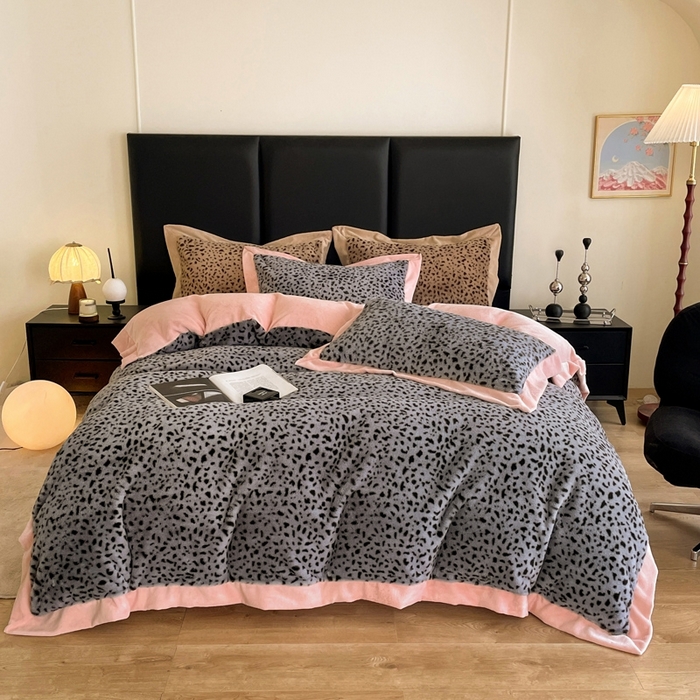 91家纺网 家纺一手货源 找家纺 库里梦家纺 2025新款网红直播爆款獭兔毛豹纹-A版兔毛绒B版牛奶绒四件套-豹纹 深灰豹纹-粉