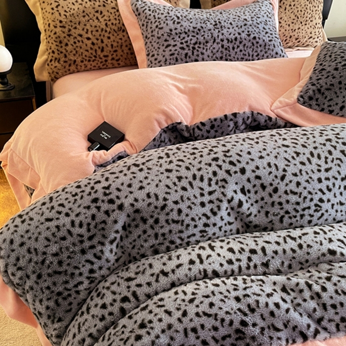 91家纺网 家纺一手货源 找家纺 库里梦家纺 2025新款网红直播爆款獭兔毛豹纹-A版兔毛绒B版牛奶绒四件套-豹纹 深灰豹纹-粉