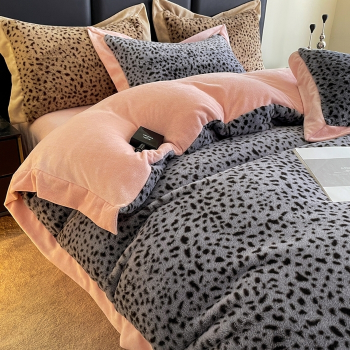 91家纺网 家纺一手货源 找家纺 库里梦家纺 2025新款网红直播爆款獭兔毛豹纹-A版兔毛绒B版牛奶绒四件套-豹纹 深灰豹纹-粉