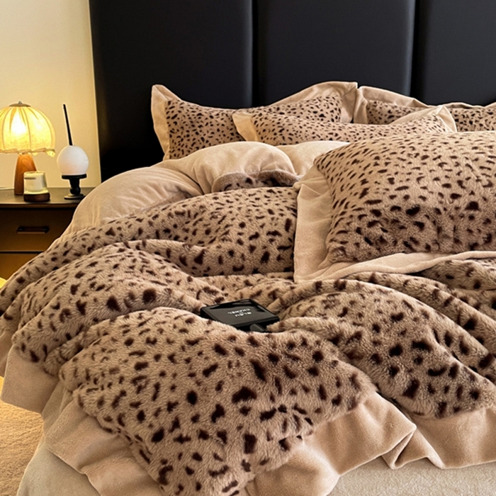 91家纺网 家纺一手货源 找家纺 库里梦家纺 2025新款网红直播爆款獭兔毛豹纹-A版兔毛绒B版牛奶绒四件套-豹纹 深咖豹纹-卡其