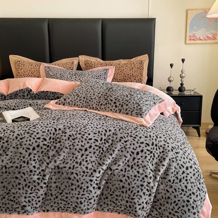 91家纺网 家纺一手货源 找家纺 库里梦家纺 2025新款网红直播爆款獭兔毛豹纹-A版兔毛绒B版牛奶绒四件套-豹纹 深灰豹纹-粉