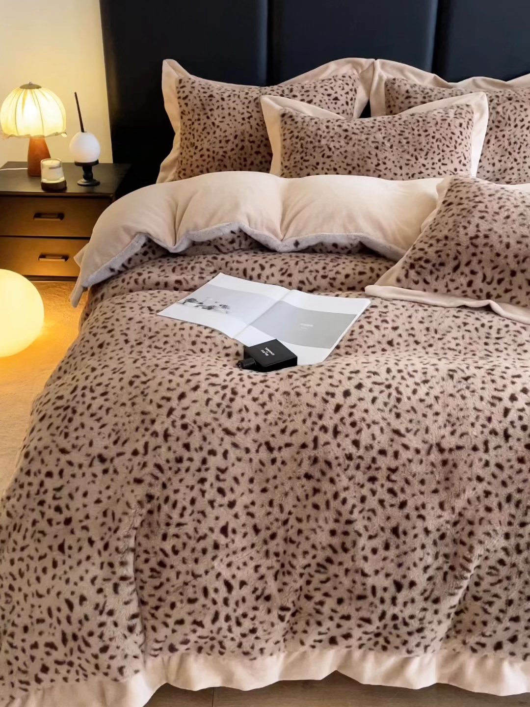 91家纺网 家纺一手货源 找家纺 库里梦家纺 2025新款网红直播爆款獭兔毛豹纹-A版兔毛绒B版牛奶绒四件套-豹纹 深咖豹纹-卡其