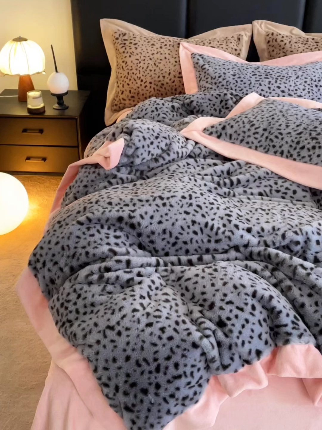 91家纺网 家纺一手货源 找家纺 库里梦家纺 2025新款网红直播爆款獭兔毛豹纹-A版兔毛绒B版牛奶绒四件套-豹纹 深灰豹纹-粉