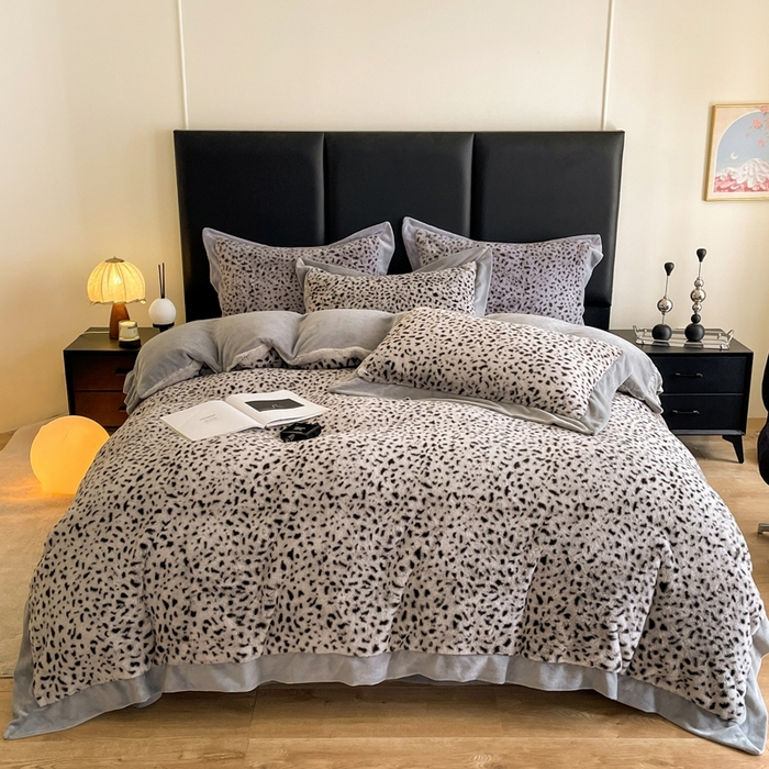 91家纺网 家纺一手货源 找家纺 库里梦家纺 2025新款网红直播爆款獭兔毛豹纹-A版兔毛绒B版牛奶绒四件套-豹纹 豹纹-灰