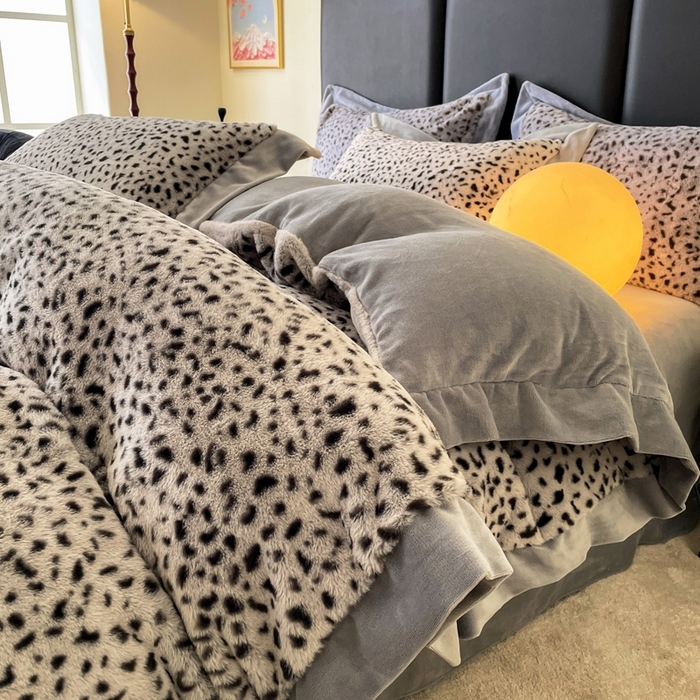 91家纺网 家纺一手货源 找家纺 库里梦家纺 2025新款网红直播爆款獭兔毛豹纹-A版兔毛绒B版牛奶绒四件套-豹纹 豹纹-灰