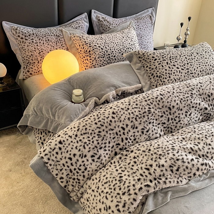 91家纺网 家纺一手货源 找家纺 库里梦家纺 2025新款网红直播爆款獭兔毛豹纹-A版兔毛绒B版牛奶绒四件套-豹纹 豹纹-灰