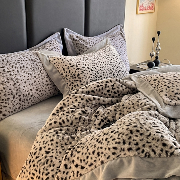 91家纺网 家纺一手货源 找家纺 库里梦家纺 2025新款网红直播爆款獭兔毛豹纹-A版兔毛绒B版牛奶绒四件套-豹纹 豹纹-灰