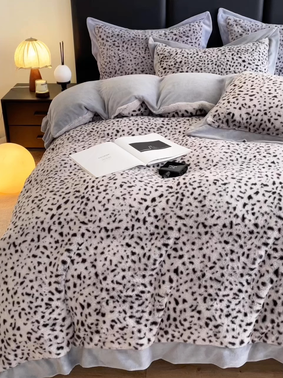 91家纺网 家纺一手货源 找家纺 库里梦家纺 2025新款网红直播爆款獭兔毛豹纹-A版兔毛绒B版牛奶绒四件套-豹纹 豹纹-灰