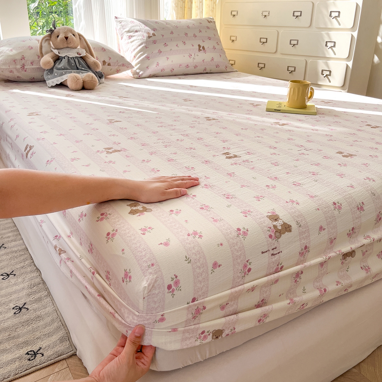 91家纺网 家纺一手货源 找家纺 沐芷 2025 沐芷A类双层纱床笠单件/床笠三件套  床笠款床罩床垫保护套罩 玫瑰熊