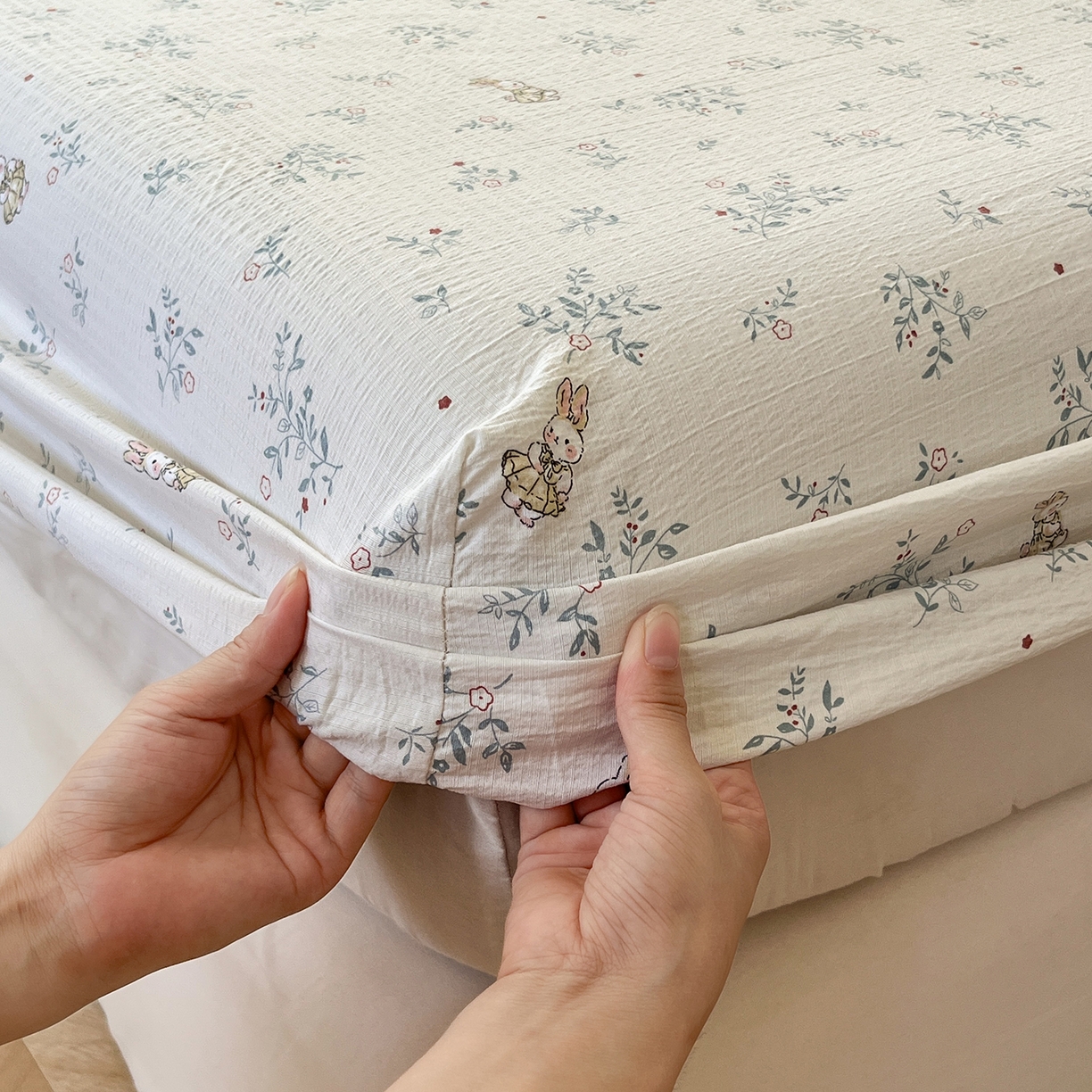 91家纺网 家纺一手货源 找家纺 沐芷 2025 沐芷A类双层纱床笠单件/床笠三件套  床笠款床罩床垫保护套罩 徘徊兔兔