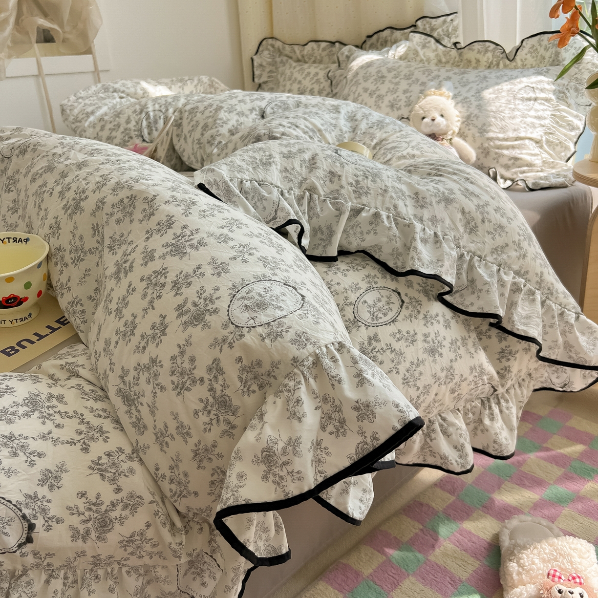 91家纺网 家纺一手货源 找家纺 韩巢家纺 2025新款水洗棉大花边被套四件套直播热销款学生宿舍被罩床单三件套（提供卖家秀） 花时宇间【大花边款】