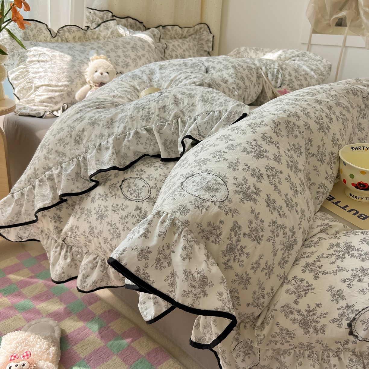 91家纺网 家纺一手货源 找家纺 韩巢家纺 2025新款水洗棉大花边被套四件套直播热销款学生宿舍被罩床单三件套（提供卖家秀） 花时宇间【大花边款】