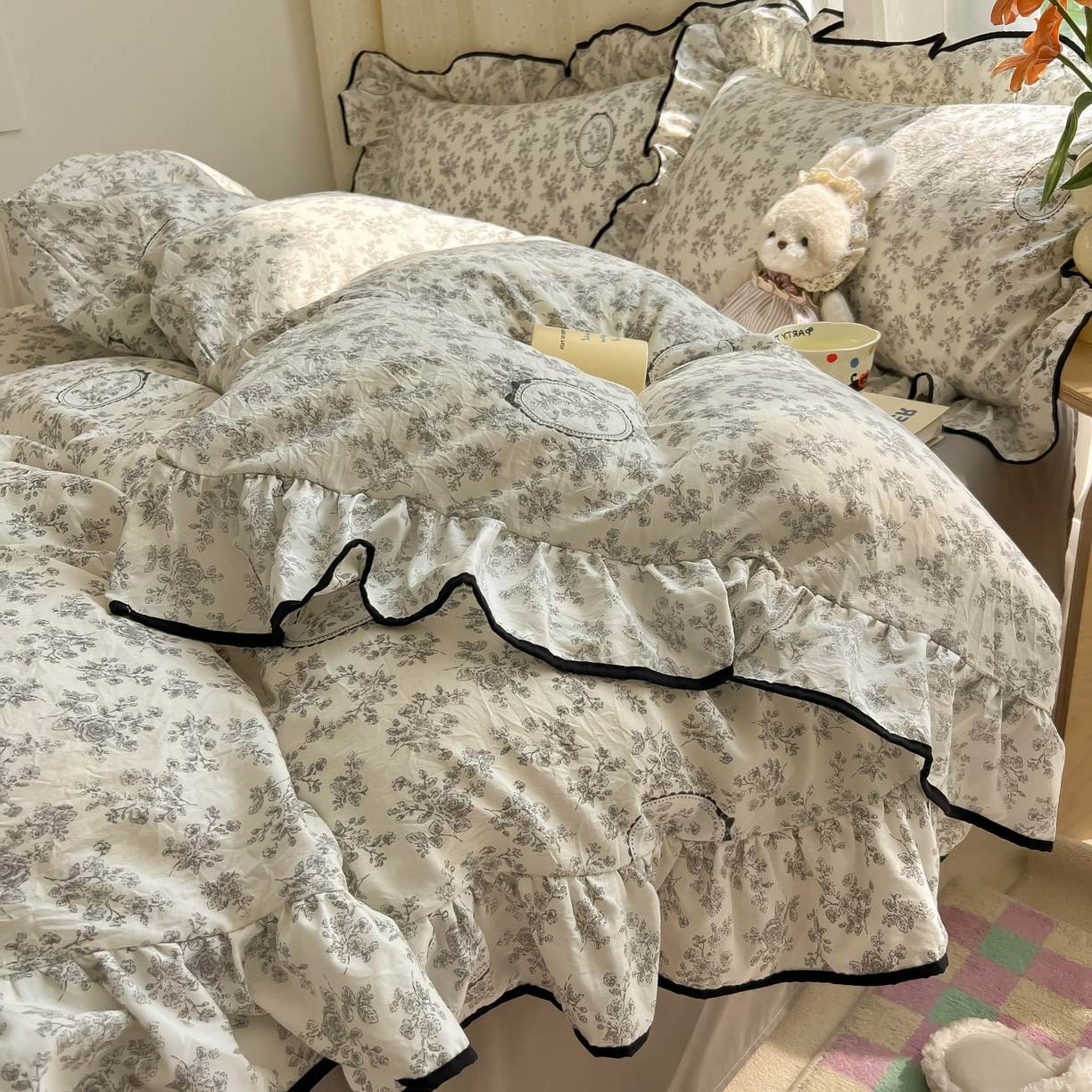 91家纺网 家纺一手货源 找家纺 韩巢家纺 2025新款水洗棉大花边被套四件套直播热销款学生宿舍被罩床单三件套（提供卖家秀） 花时宇间【大花边款】