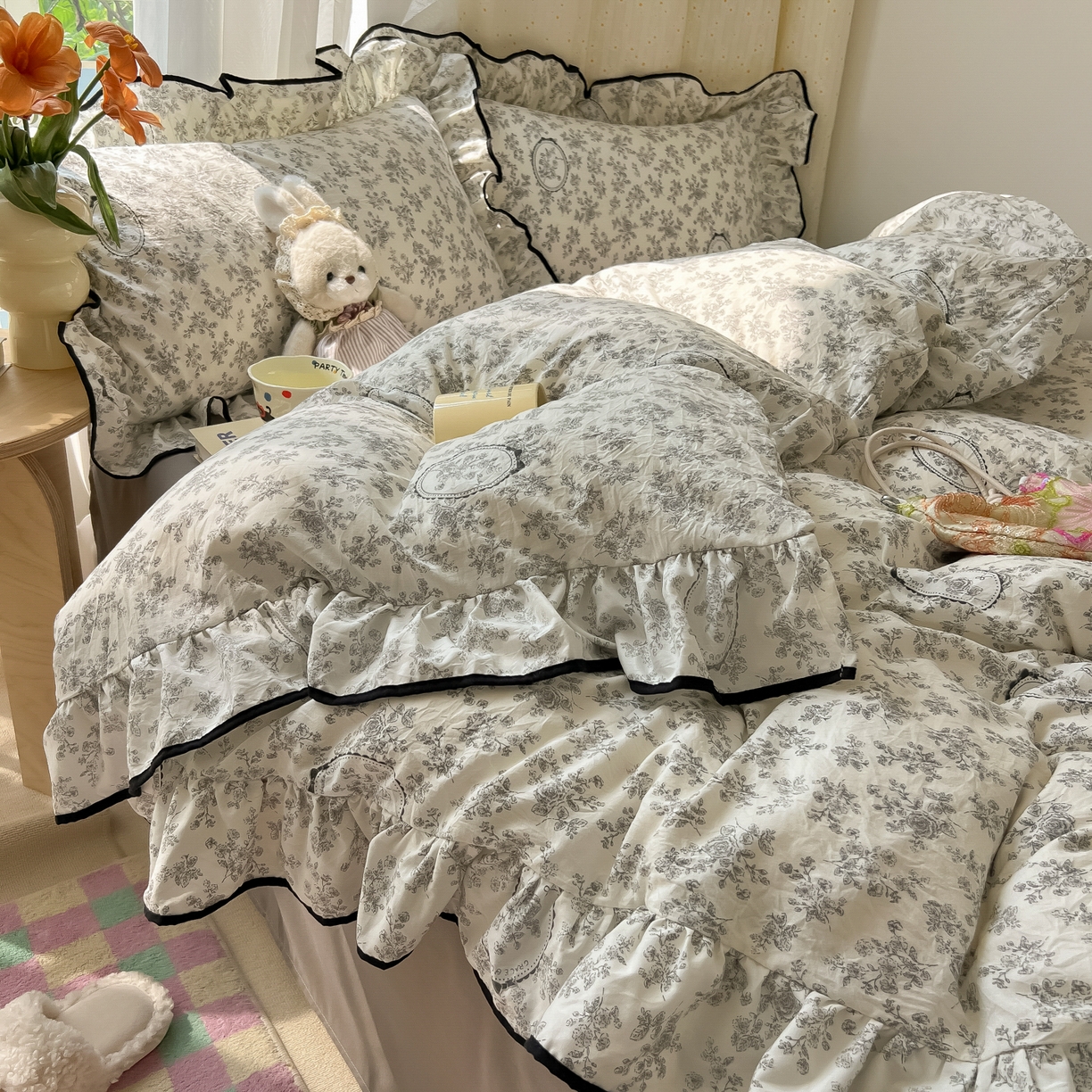 91家纺网 家纺一手货源 找家纺 韩巢家纺 2025新款水洗棉大花边被套四件套直播热销款学生宿舍被罩床单三件套（提供卖家秀） 花时宇间【大花边款】