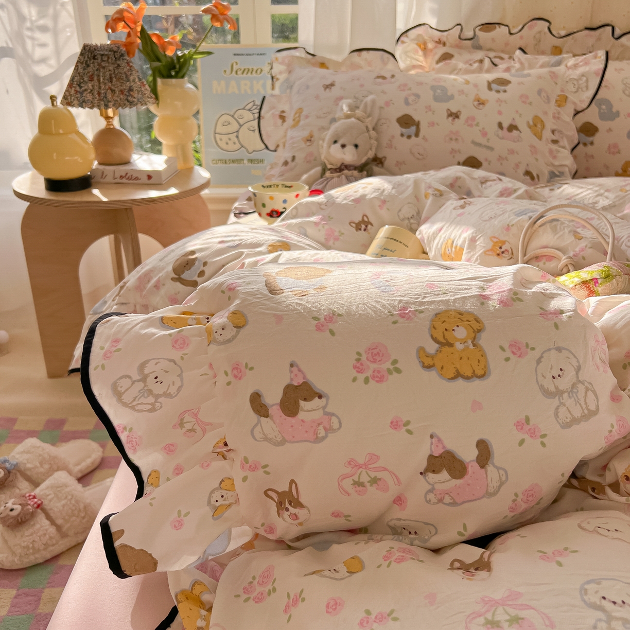 91家纺网 家纺一手货源 找家纺 韩巢家纺 2025新款水洗棉大花边被套四件套直播热销款学生宿舍被罩床单三件套（提供卖家秀） 灰蒙小狗【大花边款】