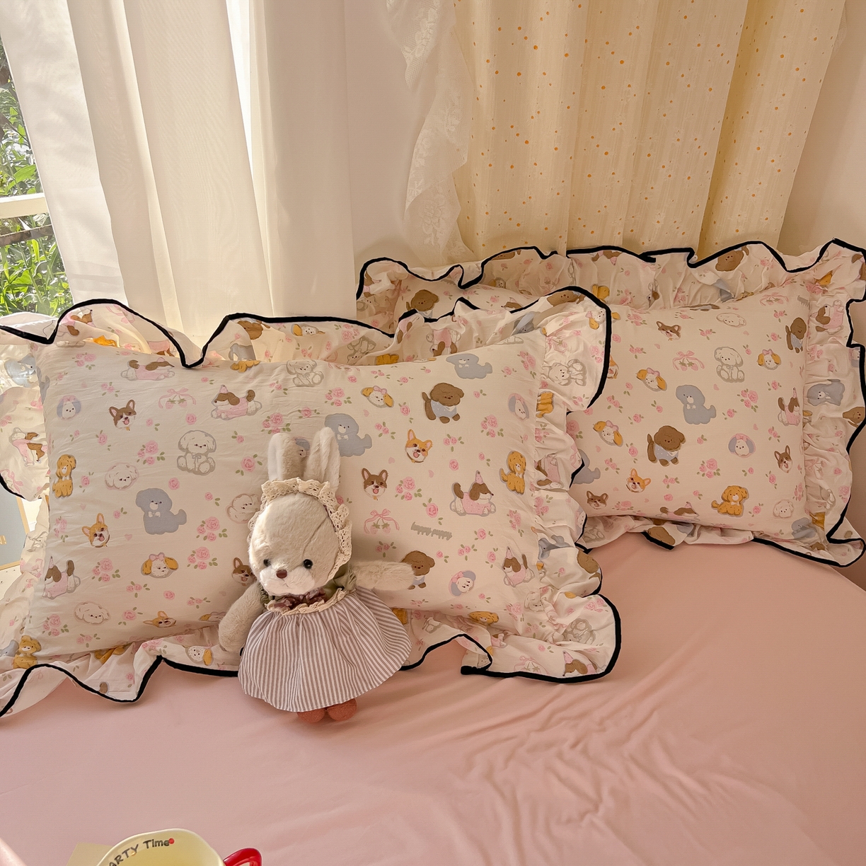 91家纺网 家纺一手货源 找家纺 韩巢家纺 2025新款水洗棉大花边被套四件套直播热销款学生宿舍被罩床单三件套（提供卖家秀） 灰蒙小狗【大花边款】