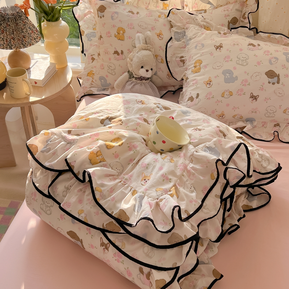 91家纺网 家纺一手货源 找家纺 韩巢家纺 2025新款水洗棉大花边被套四件套直播热销款学生宿舍被罩床单三件套（提供卖家秀） 灰蒙小狗【大花边款】