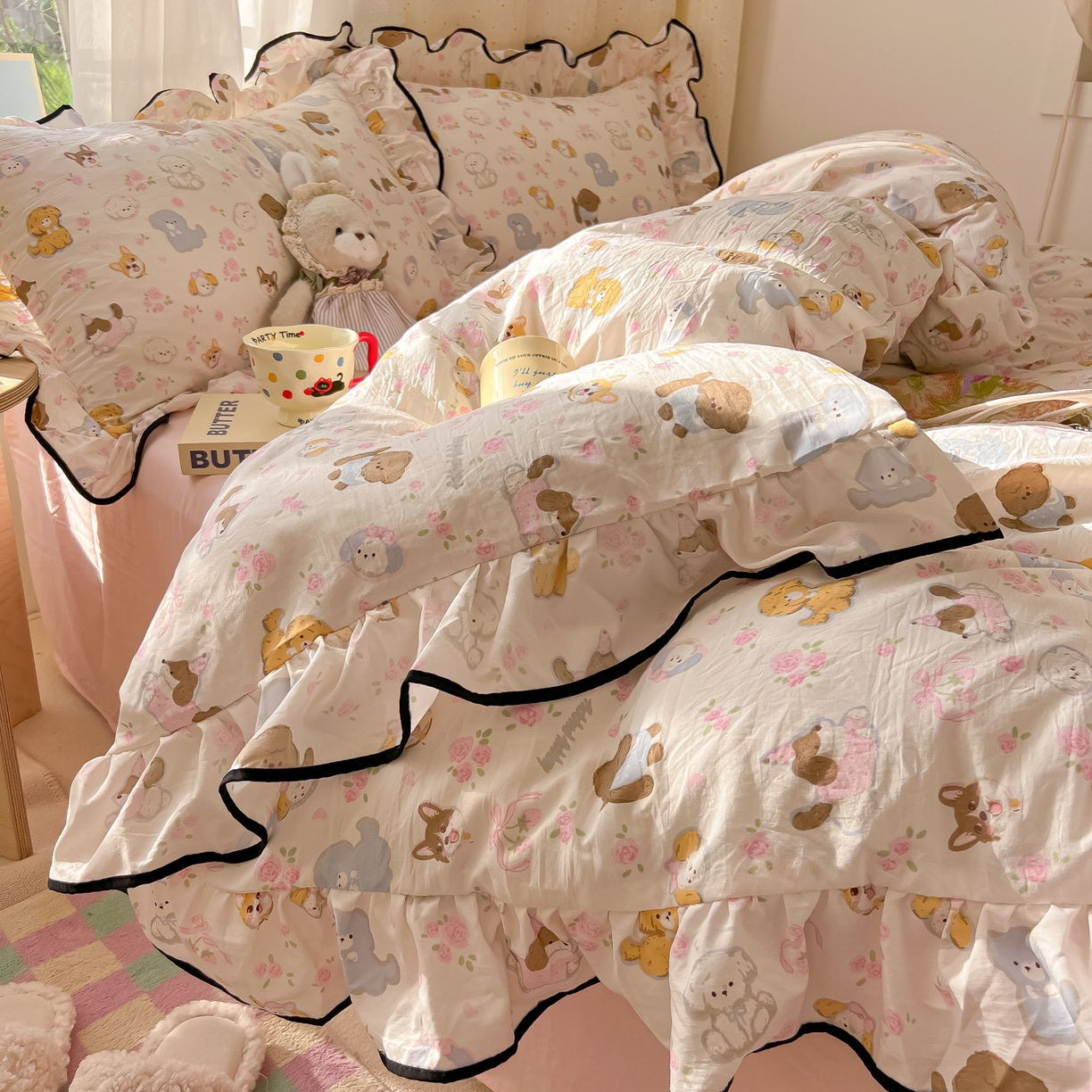 91家纺网 家纺一手货源 找家纺 韩巢家纺 2025新款水洗棉大花边被套四件套直播热销款学生宿舍被罩床单三件套（提供卖家秀） 灰蒙小狗【大花边款】