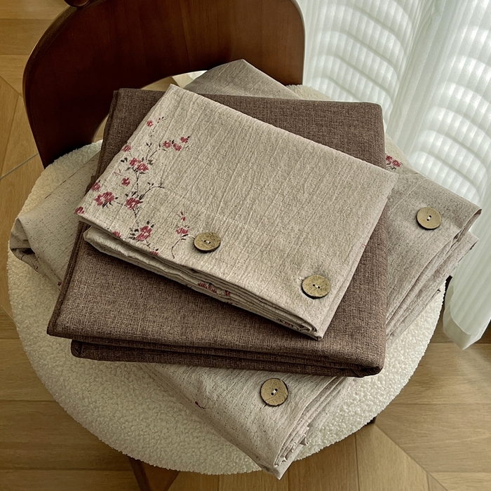 91家纺网 家纺一手货源 找家纺 仟网汇  2025新款亚麻纽扣款四件套 梅花洛