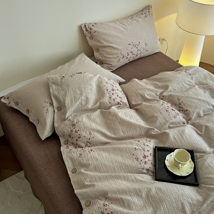 91家纺网 家纺一手货源 找家纺 仟网汇  2025新款亚麻纽扣款四件套 梅花洛