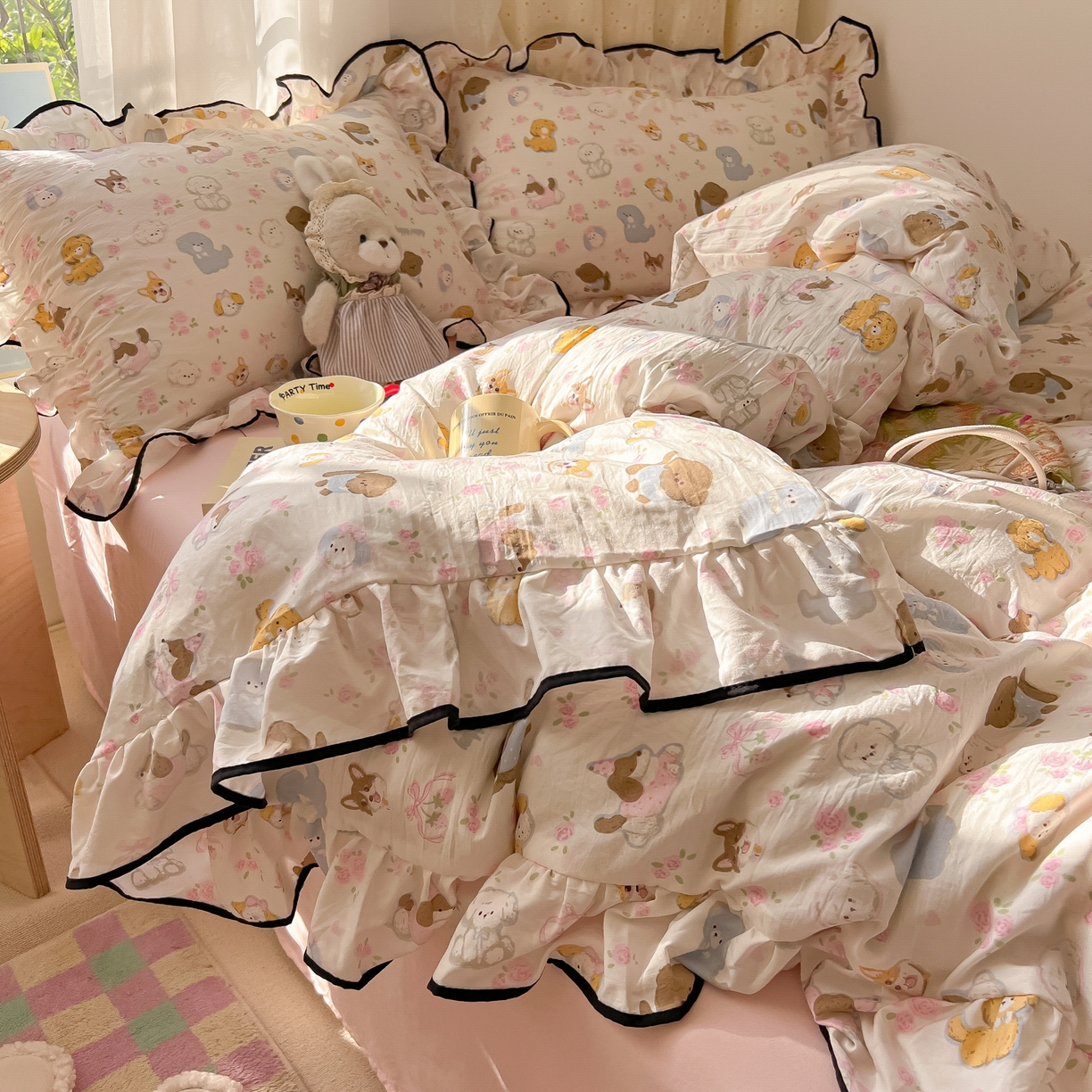 91家纺网 家纺一手货源 找家纺 韩巢家纺 2025新款水洗棉大花边被套四件套直播热销款学生宿舍被罩床单三件套（提供卖家秀） 灰蒙小狗【大花边款】