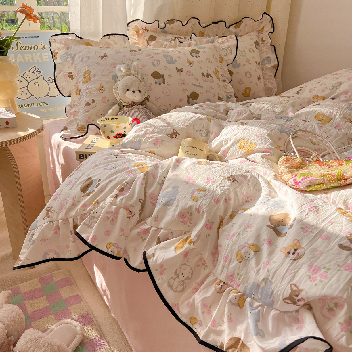 91家纺网 家纺一手货源 找家纺 韩巢家纺 2025新款水洗棉大花边被套四件套直播热销款学生宿舍被罩床单三件套（提供卖家秀） 灰蒙小狗【大花边款】